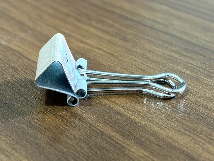 紙を挟む部分を引き上げたダブルクリップ（撮影：grapeライフハック編集部）