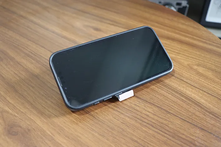 ダブルクリップに立てかけたスマホ（撮影：grapeライフハック編集部）