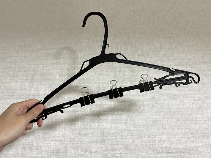 ダブルクリップを引っかけたハンガー（撮影：grapeライフハック編集部）