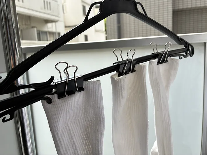 ダブルクリップで挟んで干す靴下（撮影：grapeライフハック編集部）