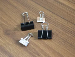 机に置かれた4個のダブルクリップ（撮影：grapeライフハック編集部）