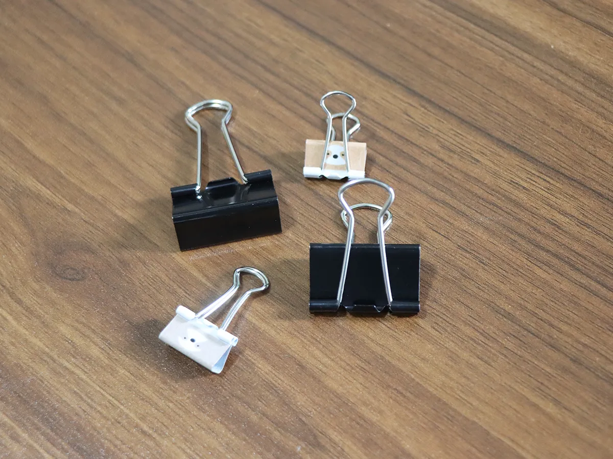 机に置かれた4個のダブルクリップ（撮影：grapeライフハック編集部）