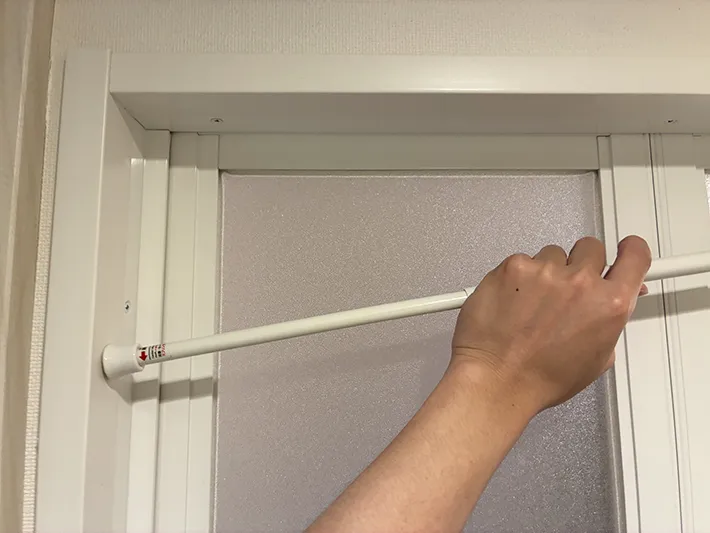 手で押し上げる突っ張り棒（撮影：grapeライフハック編集部）