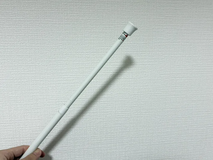 手で持った突っ張り棒（撮影：grapeライフハック編集部）