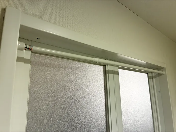 浴室に設置した突っ張り棒（撮影：grapeライフハック編集部）