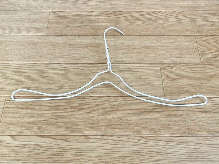 針金ハンガーを変形させた写真（撮影：grapeライフハック編集部）