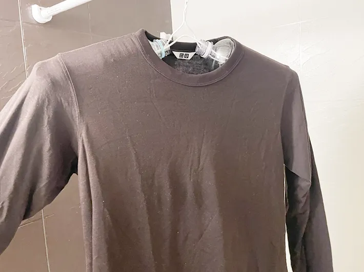 ペットボトルハンガーでTシャツを干す写真（撮影：grapeライフハック編集部）