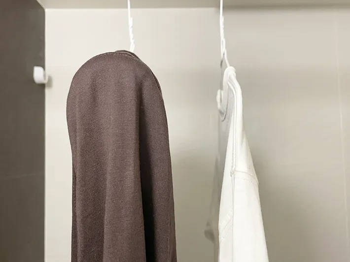 ペットボトルハンガーと普通のハンガーでTシャツを干す様子を横から見た写真（撮影：grapeライフハック編集部）