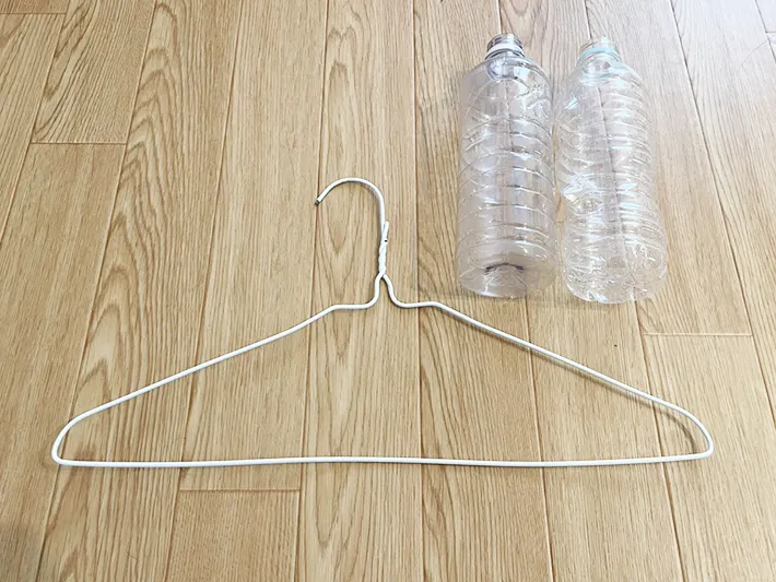 ペットボトルとハンガーの写真（撮影：grapeライフハック編集部）