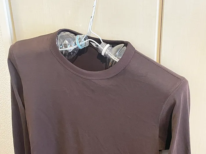 ペットボトルつきハンガーに干したTシャツ写真（撮影：grapeライフハック編集部）
