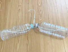 ペットボトルつきハンガーの写真（撮影：grapeライフハック編集部）