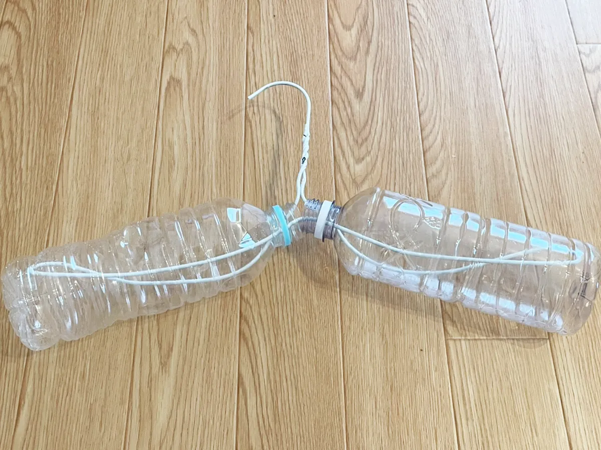 ペットボトルつきハンガーの写真（撮影：grapeライフハック編集部）