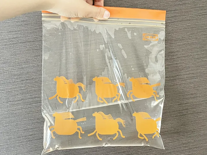 ジッパーつき袋に水を入れた写真（撮影：grapeライフハック編集部）