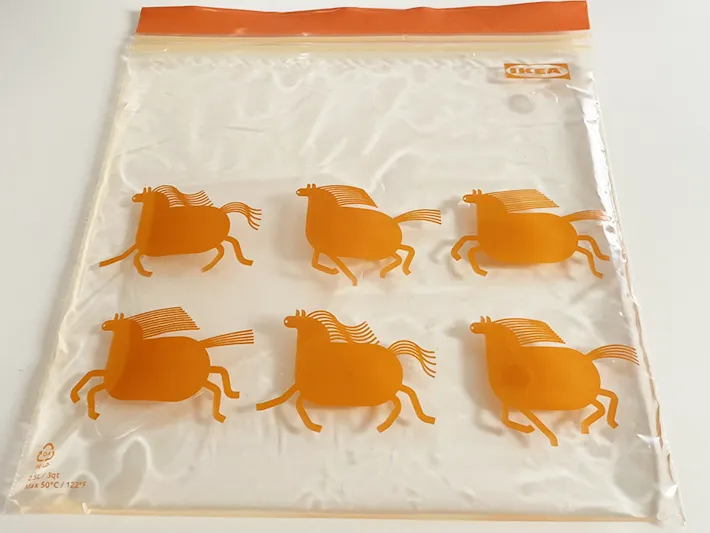 ジッパーつき袋に水を入れ、平たくした写真（撮影：grapeライフハック編集部）