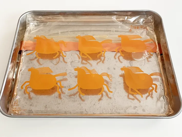 ジッパーつき袋に水を入れ、バットにのせた写真（撮影：grapeライフハック編集部）