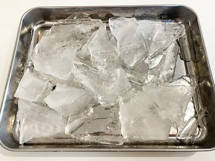 ジッパーつき袋の氷を割った写真（撮影：grapeライフハック編集部）