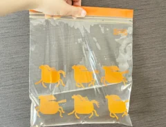 ジッパーつき袋に水を入れた写真（撮影：grapeライフハック編集部）