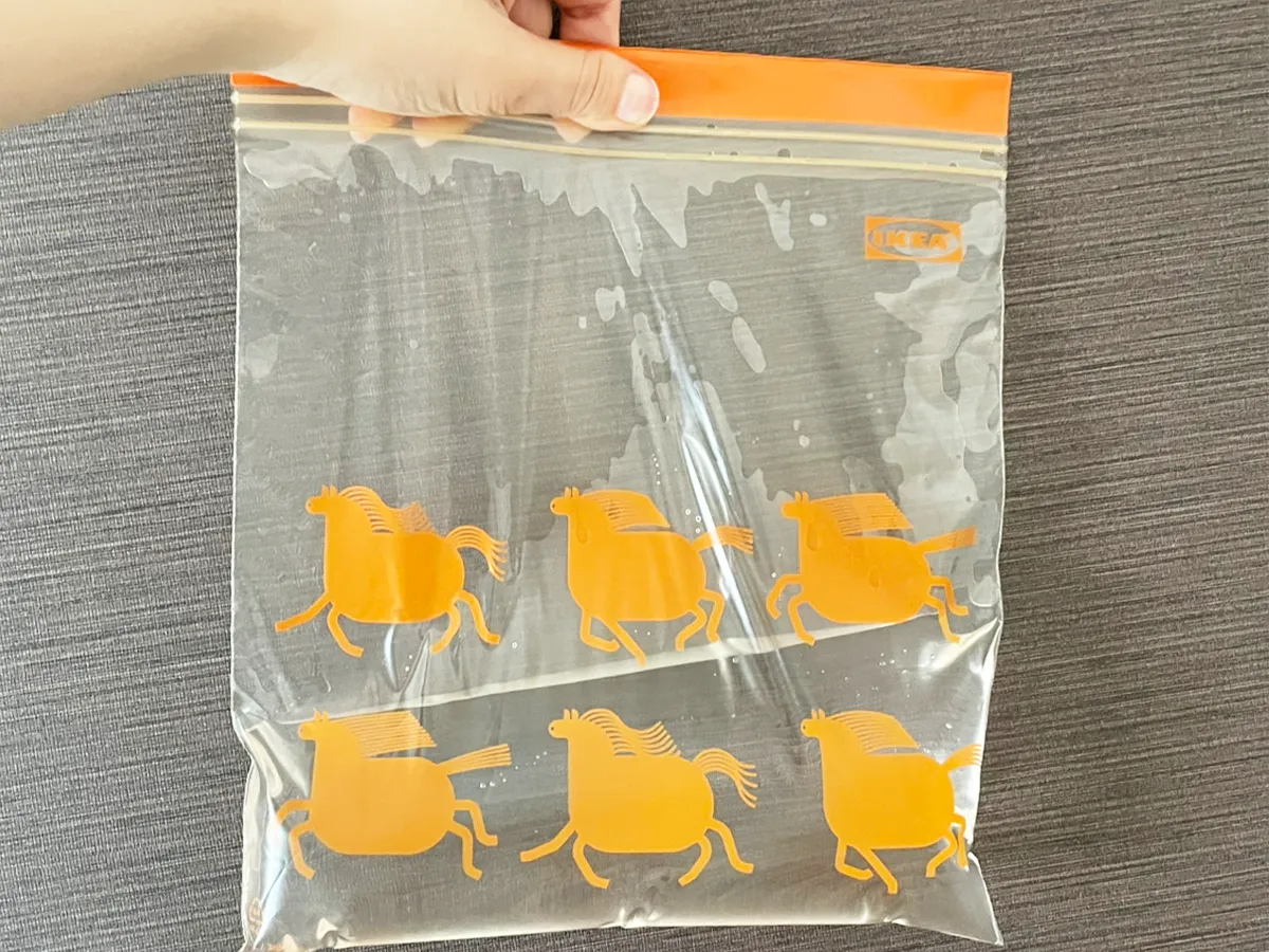 ジッパーつき袋に水を入れた写真（撮影：grapeライフハック編集部）