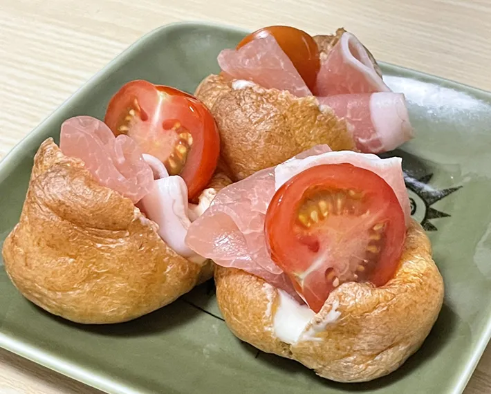 シュークリームに生ハムとプチトマトを挟んだ写真（撮影：grapeフード編集部）