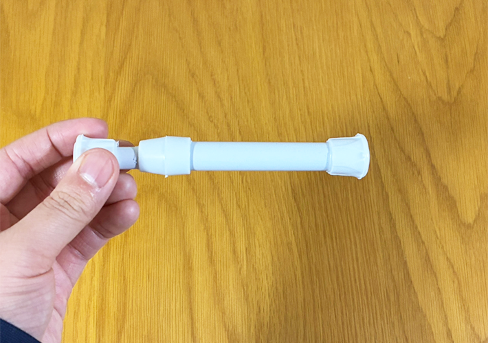 つっぱり棒の使用写真（撮影：grapeライフハック編集部）