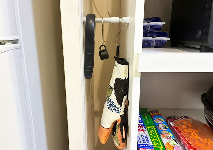 つっぱり棒の使用写真（撮影：grapeライフハック編集部）