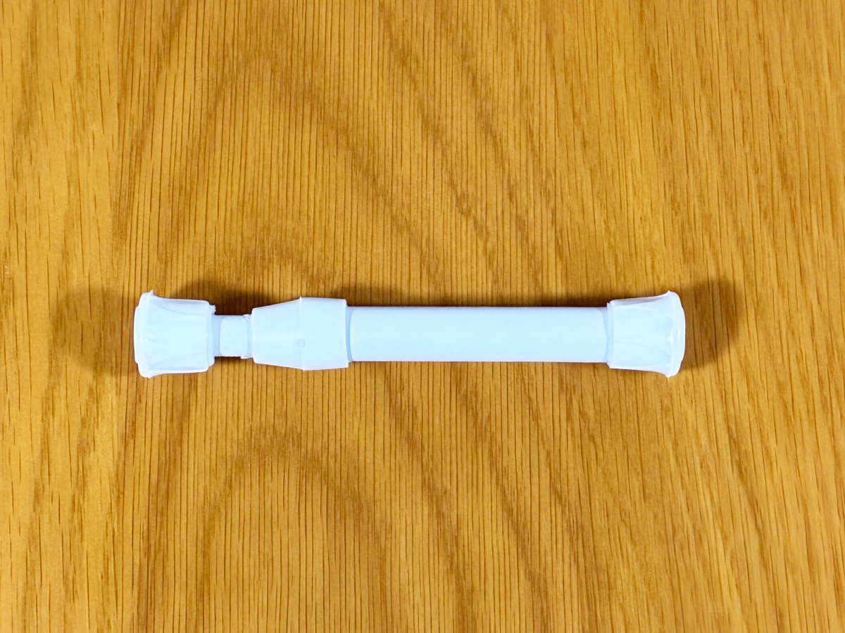 つっぱり棒の使用写真（撮影：grapeライフハック編集部）