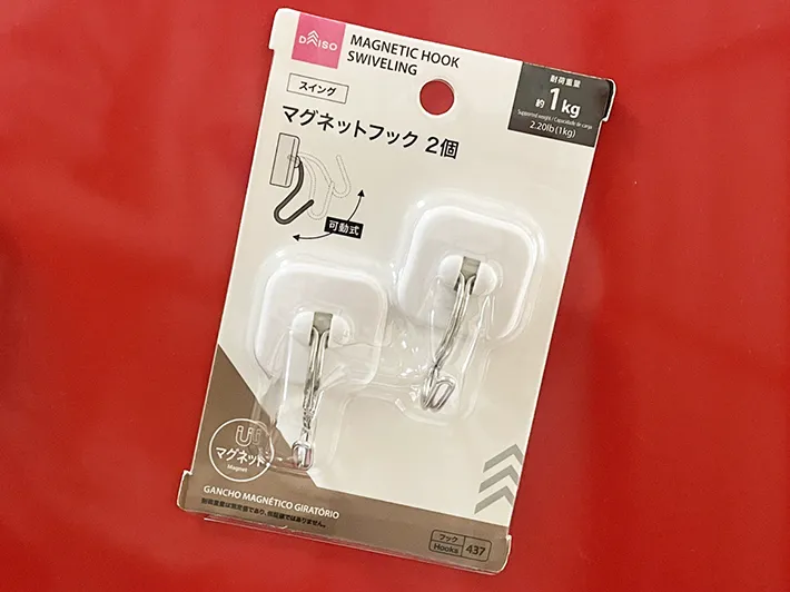 『スイング マグネットフック 2個』の写真（撮影：grapeライフハック編集部）