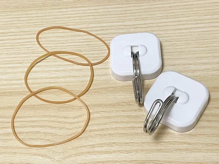 『マグネットフック』と輪ゴムの写真（撮影：grapeライフハック編集部）