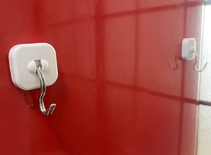 『マグネットフック』を貼りつけた冷蔵庫の写真（撮影：grapeライフハック編集部）