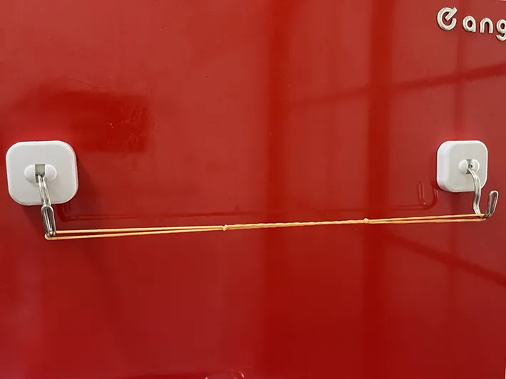 『マグネットフック』に輪ゴムを引っかけた写真（撮影：grapeライフハック編集部）