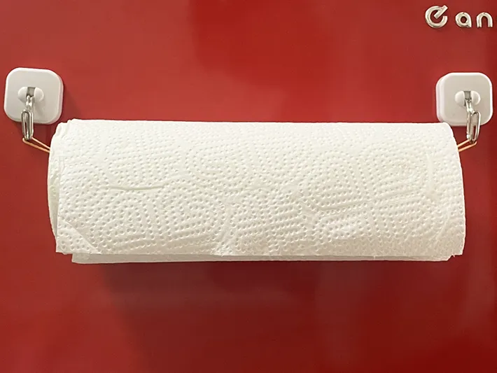 キッチンペーパーをホルダーに通した写真（撮影：grapeライフハック編集部）