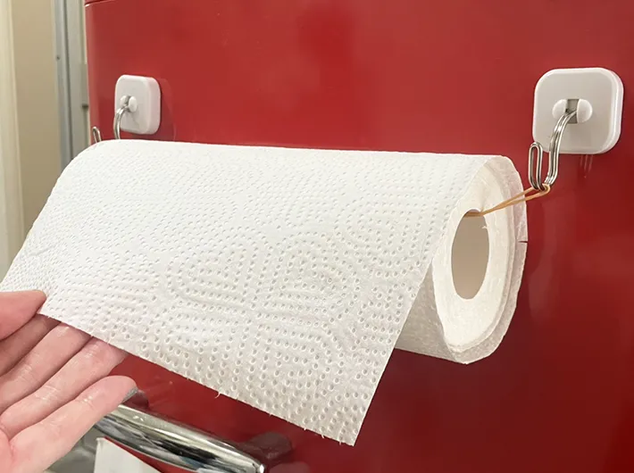 キッチンペーパーを使う写真（撮影：grapeライフハック編集部）