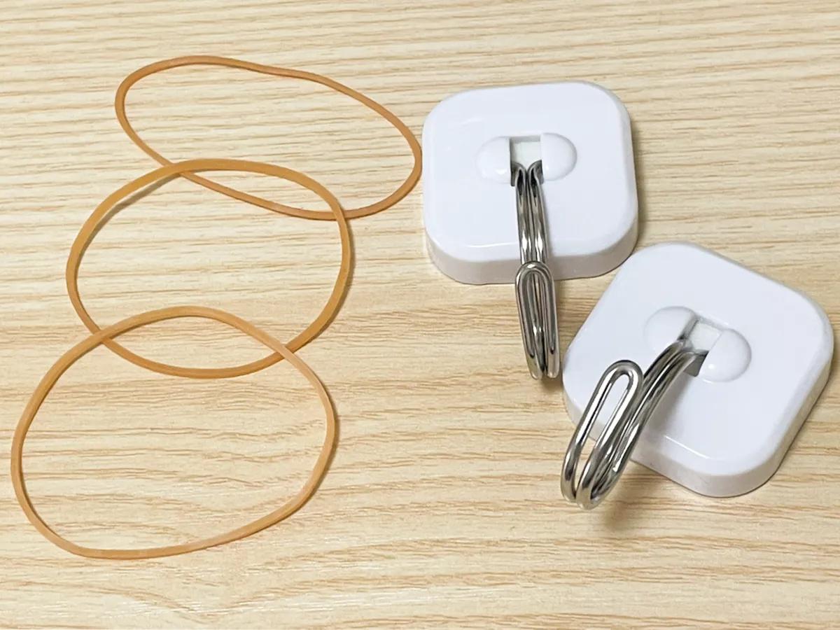 『マグネットフック』と輪ゴムの写真（撮影：grapeライフハック編集部）