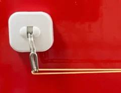 輪ゴムを引っかけた『マグネットフック』の写真（撮影：grapeライフハック編集部）