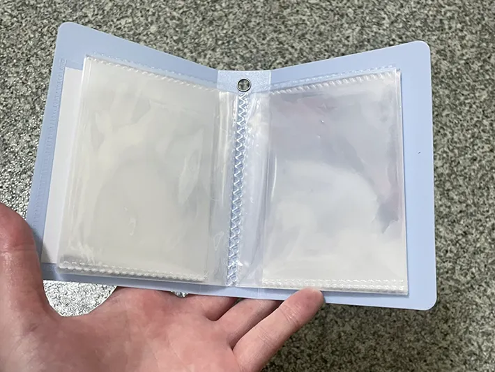 『カードファイル』を開いた状態の写真（撮影：grapeライフハック編集部）