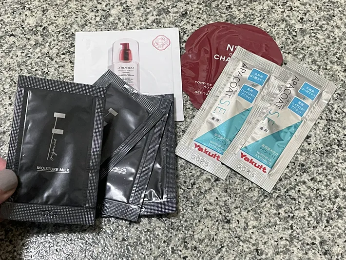 スキンケア用品、歯磨き粉などのサンプルの写真（撮影：grapeライフハック編集部）