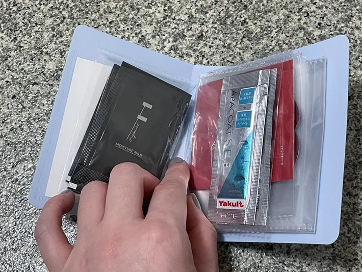 ポケットにサンプルを入れた写真（撮影：grapeライフハック編集部）