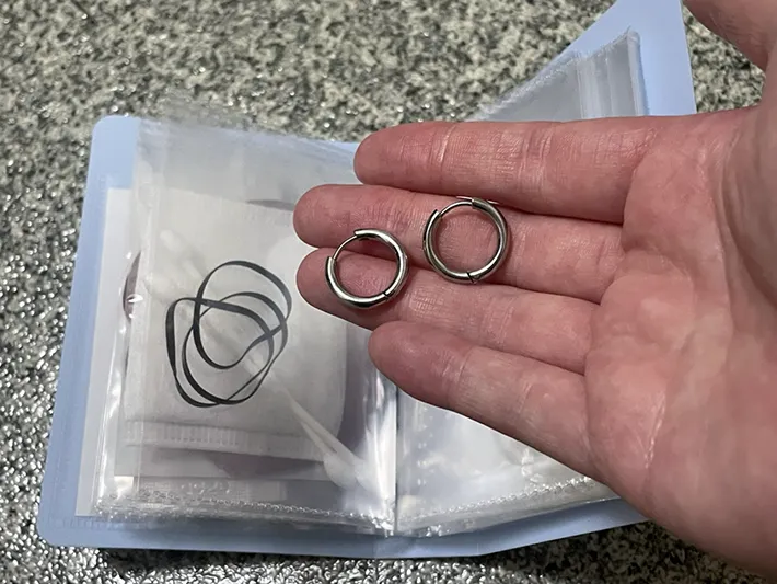 ヘアゴムやヘアピンを『カードファイル』に入れた写真（撮影：grapeライフハック編集部）