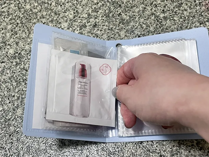 ポケットからサンプルを取り出す写真（撮影：grapeライフハック編集部）