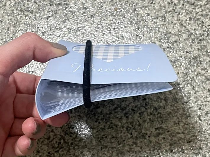 『カードファイル』をヘアゴムでまとめる写真（撮影：grapeライフハック編集部）