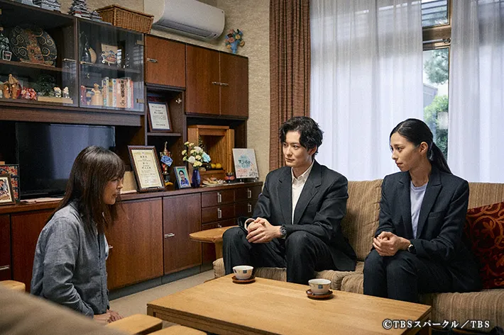 『田鎖ブラザーズ』に出演する岡田将生さんと中条あやみさんが写る場面写真