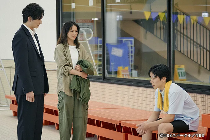 『田鎖ブラザーズ』に出演する岡田将生さんと井川遥さんが写る場面写真