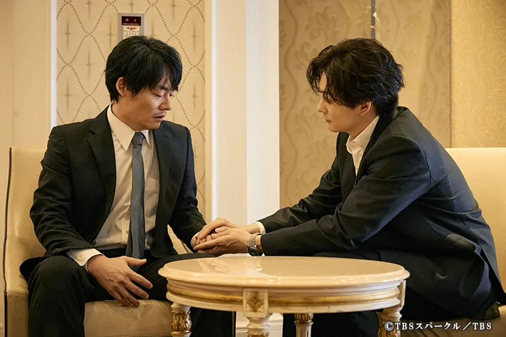 『田鎖ブラザーズ』に出演する岡田将生さんが写る場面写真