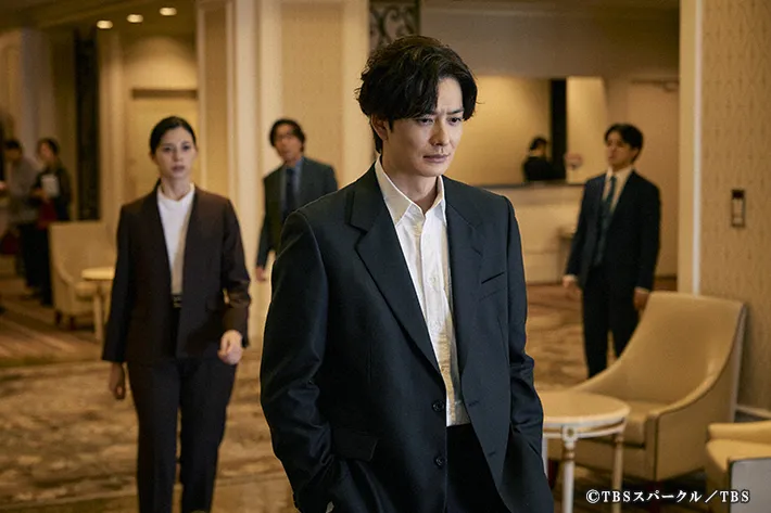 『田鎖ブラザーズ』に出演する岡田将生さんが写る場面写真