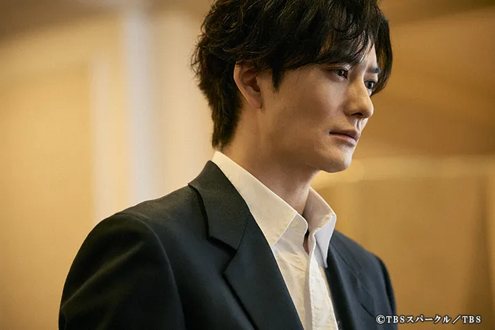 『田鎖ブラザーズ』に出演する岡田将生さんが写る場面写真