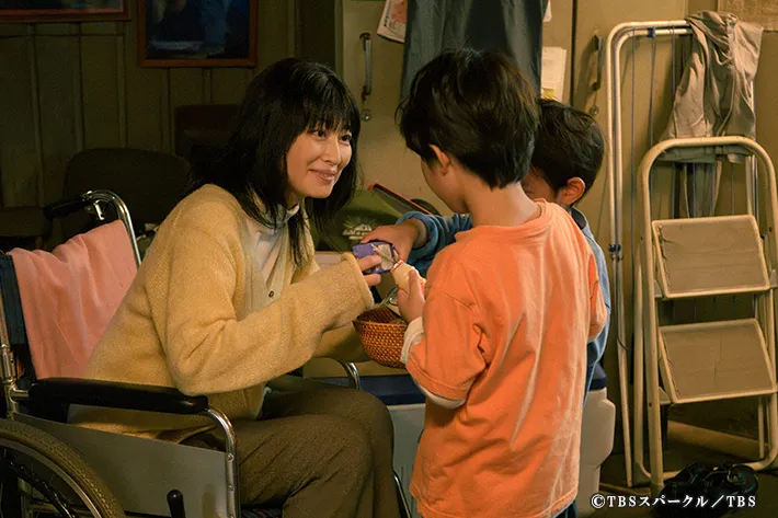 『田鎖ブラザーズ』に出演する仙道敦子さんが写る場面写真