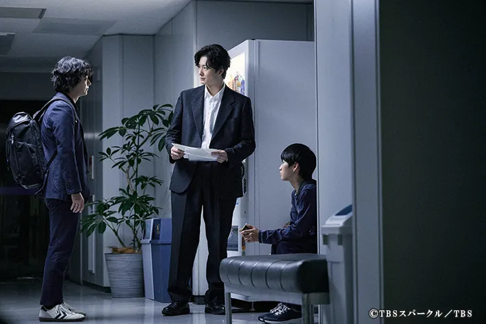 『田鎖ブラザーズ』に出演する岡田将生さんと染谷将太さんが写る場面写真