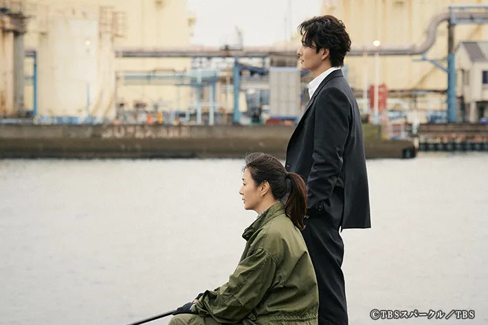 『田鎖ブラザーズ』に出演する岡田将生さんと井川遥さんが写る場面写真