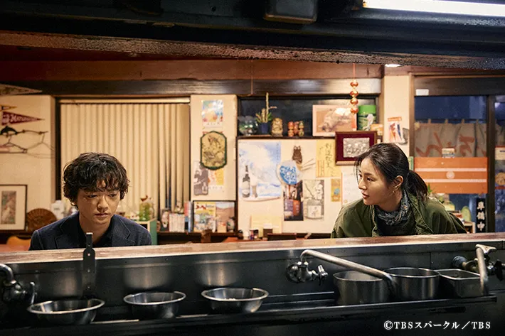 『田鎖ブラザーズ』に出演する染谷将太さんと井川遥さんが写る場面写真