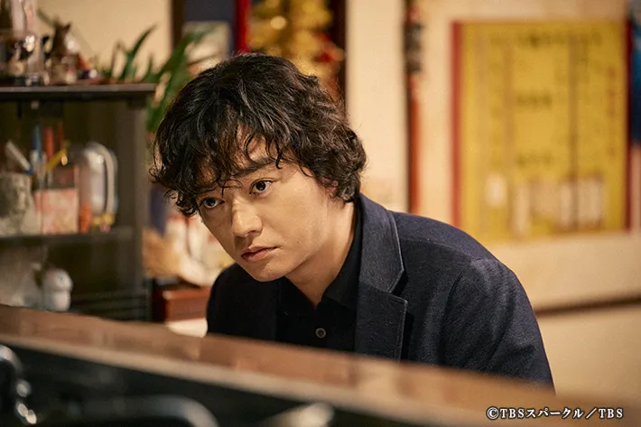 『田鎖ブラザーズ』に出演する染谷将太さんが写る場面写真